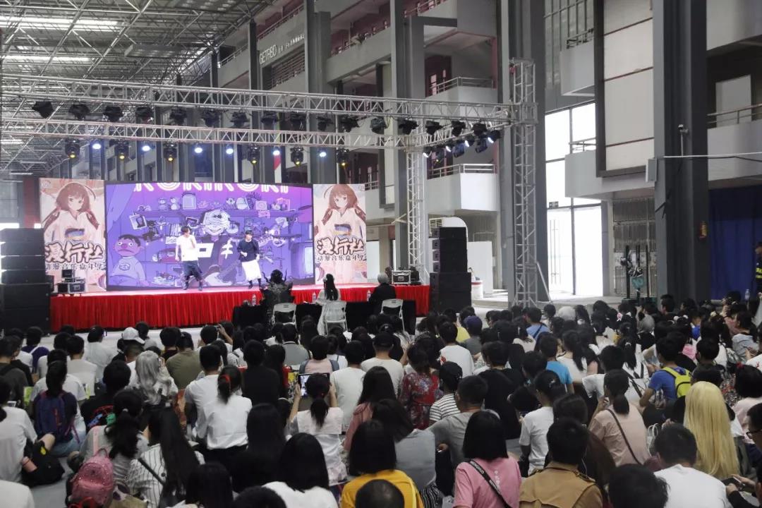 中亚会展中心举办2018深圳漫行社动漫音乐嘉年华,coser各显神通精彩无限