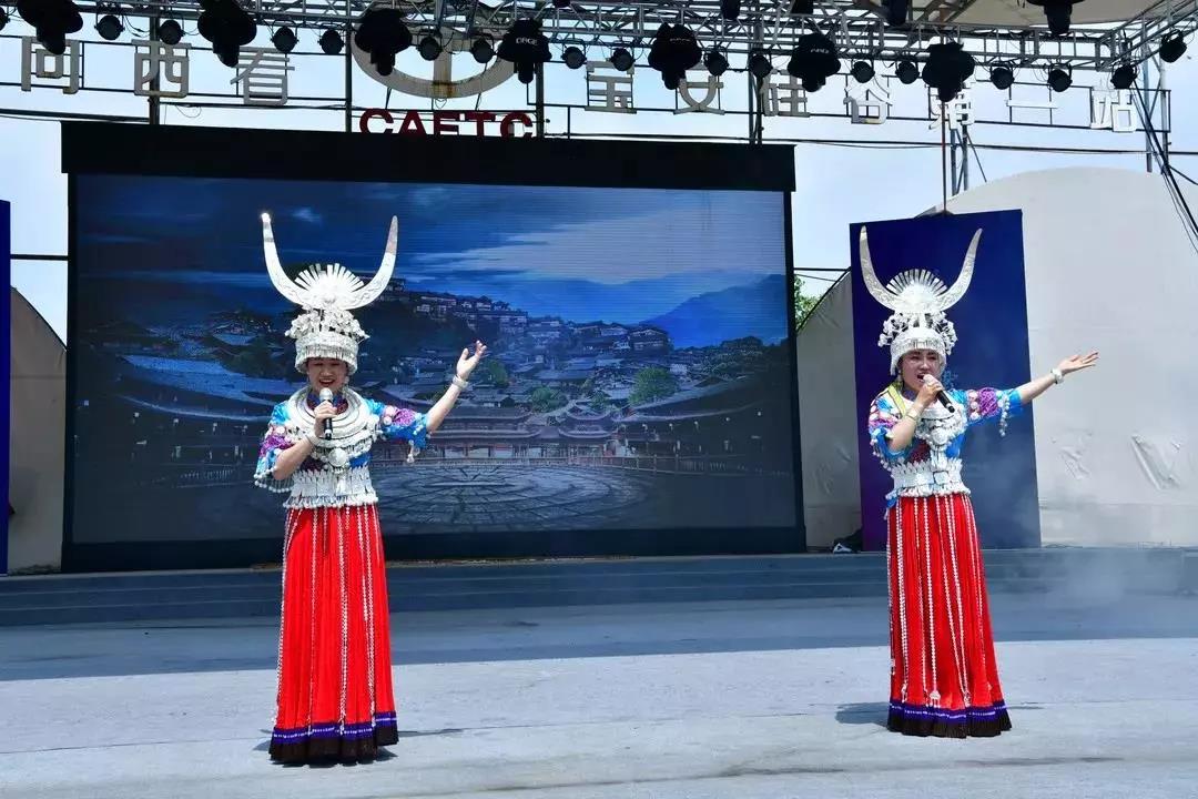 苗族姑娘们唱歌